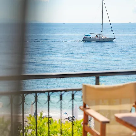 Appartamento Kaminaki Beachfront *
